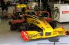 Boxes Renault F1 Team con coche de Vitaly Petrov